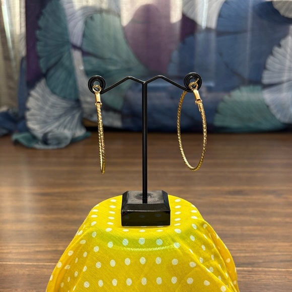 Elegant Gold Textured Hoop Earrings - Picture 4 of 5